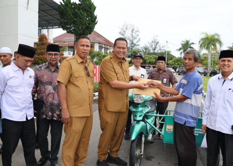 Wali Kota Pariaman Yota Balad dan Wakil Wali Kota Pariaman Mulyadi menyerahkan bantuan satu unit becak motor kepada Afrizal, warga Kelurahan Pasir, Kecamatan Pariaman Tengah, untuk menunjang usaha mengumpulkan barang bekas, Senin (26/10/2026).