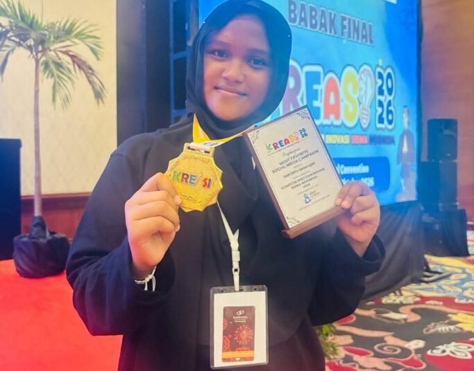 Aisyahana Mazea Idris, siswi madrasah asal Kota Padang, berhasil meraih medali emas dalam Kompetisi Riset dan Inovasi Siswa Indonesia (KREASI) 2026 yang berlangsung di Yogyakarta pada 17–19 Oktober 2026.