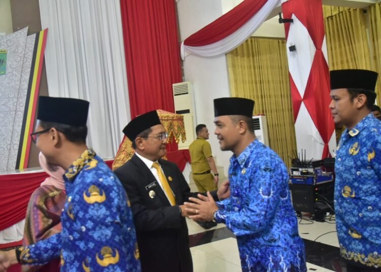 Bupati Padang Pariaman John Kenedy Azis melantik dan mengambil sumpah 53 pejabat di lingkungan Pemerintah Kabupaten Padang Pariaman di Hall IKK Parik Malintang, Senin (19/10/2026).