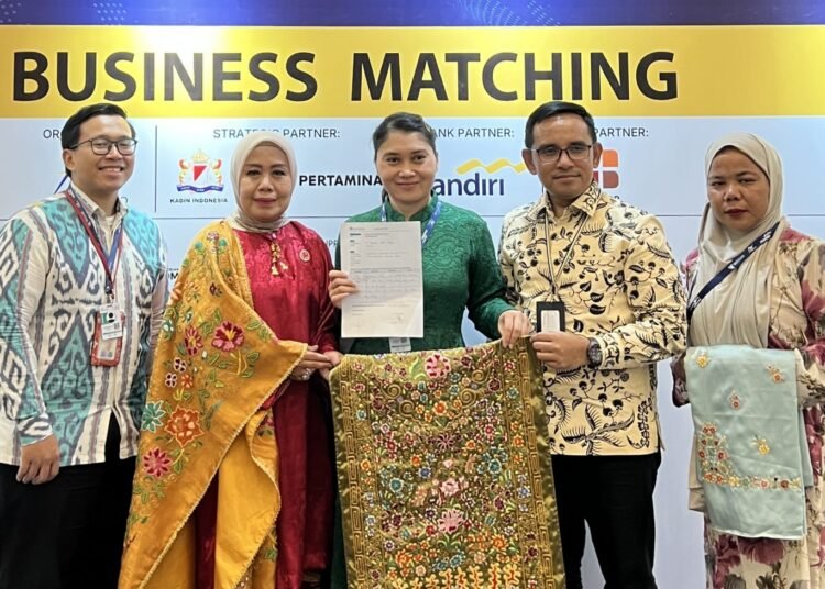 Ketua Dekranasda Padang Pariaman, Nita Christanti Azis, bersama Direktur Utama PT Miumosa Artha Mandiri, Anindya Sukarni, dalam ajang Trade Expo Indonesia 2026 di ICE BSD City, Tangerang, Sabtu (17/10/2026).