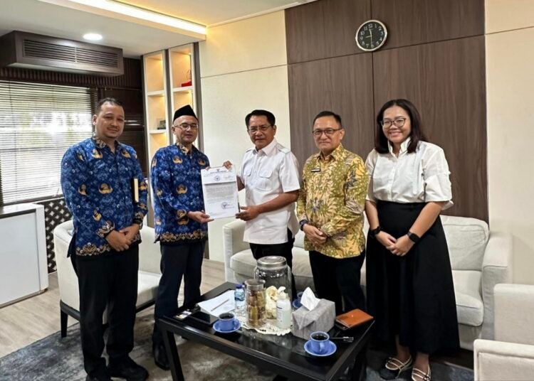 Bupati Padang Pariaman John Kenedy Azis bersama Kepala Dinas PUPR El Abdes Marsyam saat melakukan audiensi dengan jajaran Ditjen Bina Marga Kementerian Pekerjaan Umum, Kamis (1/10/2026).
