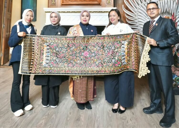 Ketua Dekranasda Padang Pariaman Ny. Nita Christanti Azis menyerahkan karya Sulam Kapalo Samek kepada Wakil Kepala Perwakilan KBRI Den Haag Mariska Dwianti Dhanutirto di Den Haag, Belanda, Selasa (6/10/2026).