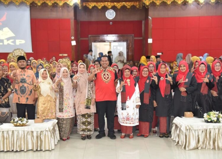 Foto bersama usai Lomba Petatah Petitih Antar-Bundo Kanduang se-Kota Pariaman di Aula Balai Kota Pariaman, Sabtu (3/10/2026).