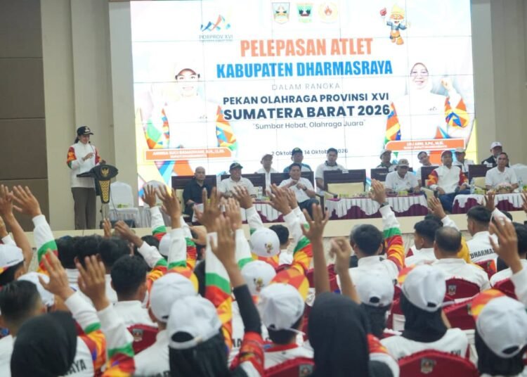 Bupati Dharmasraya Annisa Suci Ramadhani melepas kontingen Porprov Sumbar di Auditorium Dharmasraya, Kamis (1/10/2026).