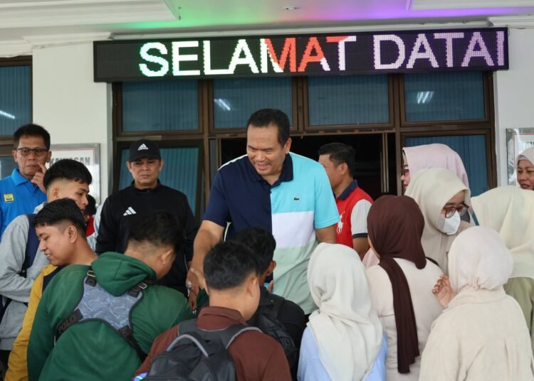 Wali Kota Pariaman Yota Balad melepas 26 anak muda untuk mengikuti pelatihan program peningkatan kapasitas Calon Pekerja Migran Indonesia (CPMI) dan Pekerja Migran Indonesia (PMI) di Lembaga Vokasi Universitas Indonesia (UI), Jumat (2/10/2026).