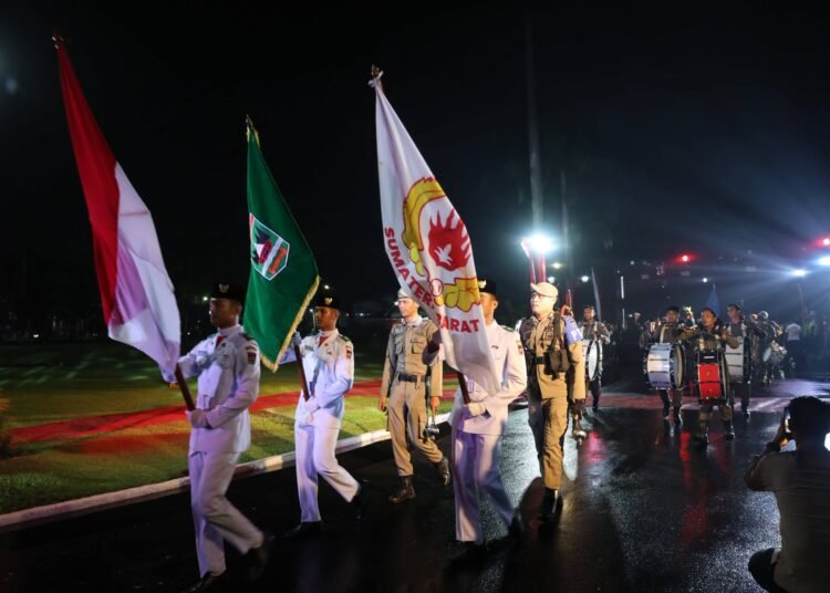 Parade peserta pada pembukaan Porprov XVI Sumbar di Lapangan Istana Gubernur Sumatera Barat, Jumat (2/10/2026) malam.