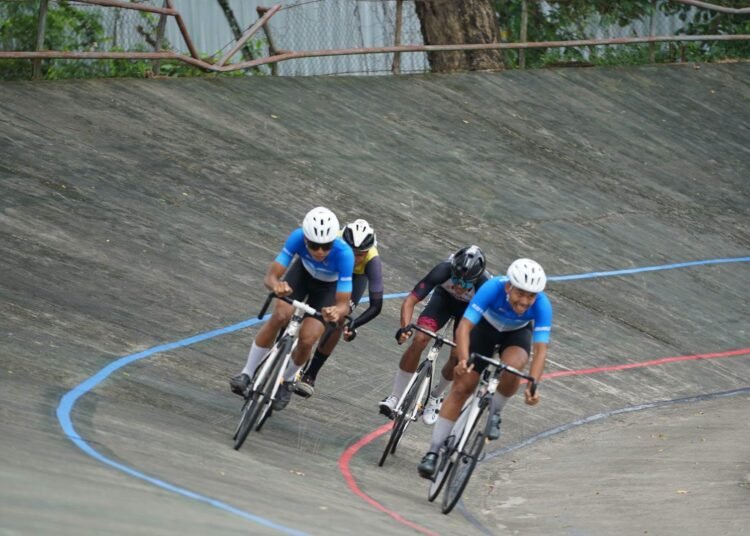 Perlombaan cabang olahraga balap sepeda nomor track di Velodrom Padang, Senin (5/10/2026).