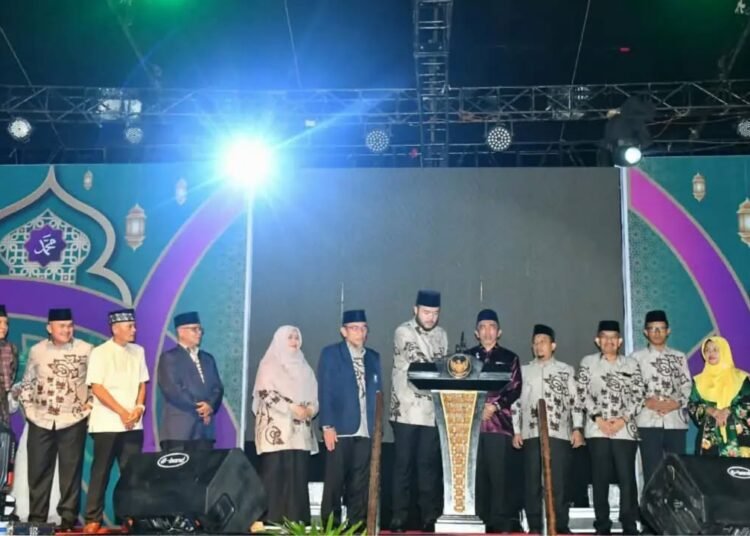 Wali Kota Padang, Fadly Amran membuka Musabaqah Tilawatil Quran (MTQ) Nasional ke-42 tingkat Kota Padang di Lapangan Upacara Balai Kota Padang, Sabtu (10/10/2026) malam.