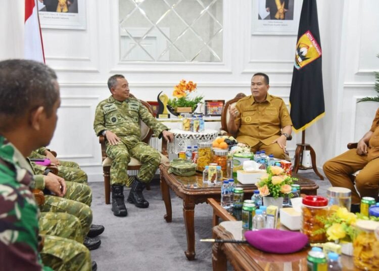 Pertemuan Komandan Kodaeral II Padang, Laksamana Muda TNI Sarimpunan Tanjung, dengan Wali Kota Pariaman Yota Balad dan Wakil Wali Kota Mulyadi di Balai Kota Pariaman, Senin (12/10/2026).