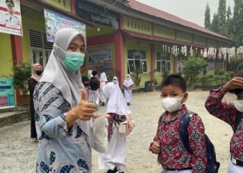 Kabut Asap Mengancam Kesehatan Siswa, Dharmasraya Kerahkan 15 Puskesmas Bagikan Masker