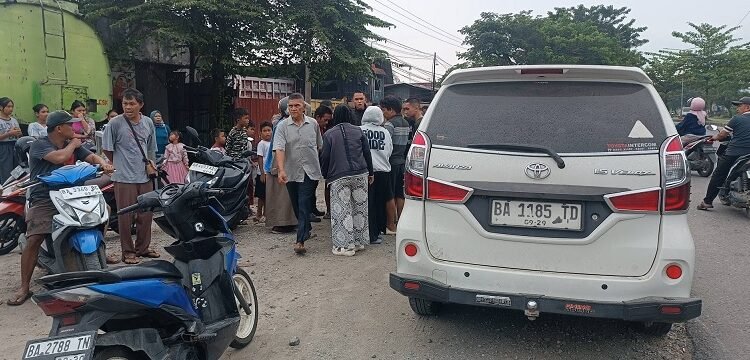 Warga dan pengendara menyaksikan kecelakaan antara mobil dan sepeda di Jalan By Pass KM 16, depan PT HM Sampoerna, Kelurahan Koto Panjang Ikur Koto, Kecamatan Koto Tangah, Padang, pada Minggu (18/10/2026) sore. Foto: Facebook Kaba Balai Gadang