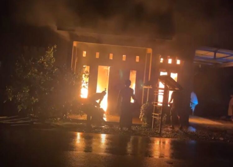Sebuah rumah permanen di Jorong Tambang Padang, Nagari Pematang Panjang, Kecamatan Koto Balingka, Pasaman Barat, terbakar pada Rabu (28/10/2026) malam. Foto: Akun Facebook Jelajah Sumatra