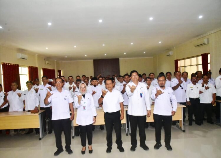 Bupati Padang Pariaman John Kenedy Azis membuka Sosialisasi Tata Kelola Keuangan Nagari bagi 73 Wali Nagari yang baru dilantik di Aula Inspektorat Padang Pariaman, Rabu (7/10/2026).
