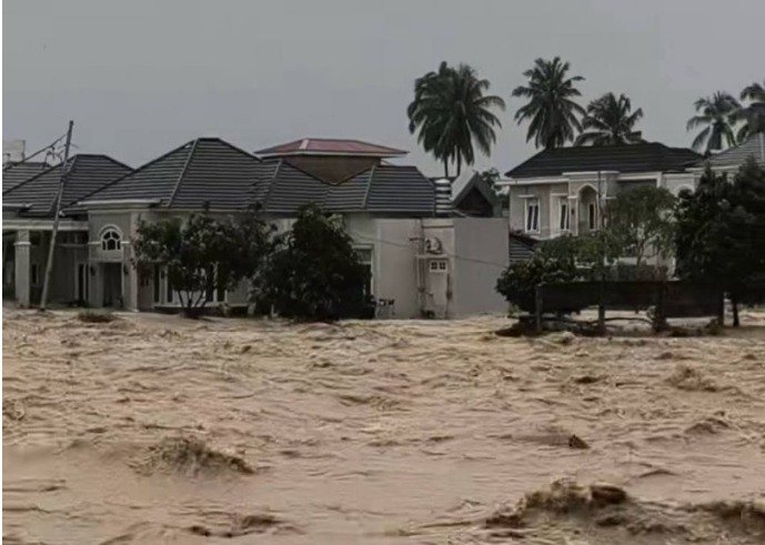 Banjir menerjang kawasan perumahan di Lubuk Minturun Padang, Sabtu (10/10/2026).