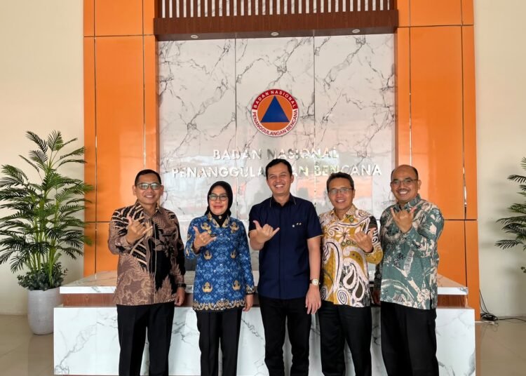 Wakil Bupati Padang Pariaman Rahmat Hidayat bersama jajaran mengikuti audiensi dengan BNPB di Kantor Logistik dan Peralatan BNPB, Bekasi, Kamis (8/10/2026).
