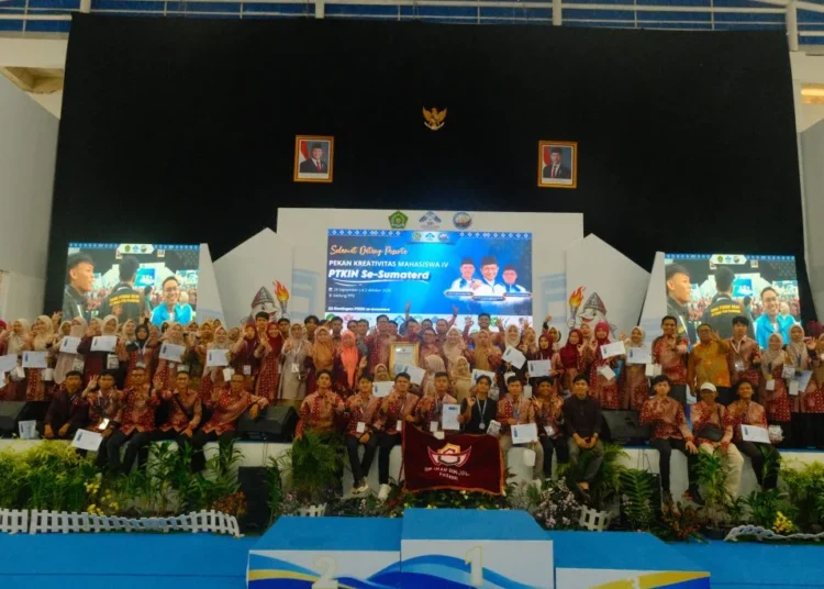 Kontingen UIN Imam Bonjol Padang berfoto bersama dalam penutupan Pekan Kreativitas Mahasiswa IV Perguruan Tinggi Keagamaan Islam Negeri Se-Sumatera Tahun 2026 di Gedung PPG UIN Raden Fatah Palembang pada Jumat (2/10/2026). Foto: UIN Imam Bonjol Padang