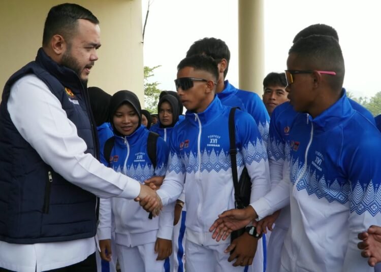 Wali Kota Padang Fadly Amran melepas kontingen Porprov Sumbar di Lobi Balai Kota Padang, Aie Pacah, Kamis (1/10/2026).