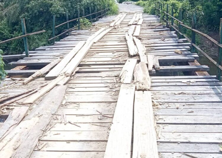 Jembatan kayu penghubung Jorong Kubu Baru dan Jorong Soma di Nagari Muara Tais Koto Gadang, Kecamatan Mapat Tunggul, Kabupaten Pasaman, yang diperbaiki warga secara swadaya, kini kembali mengalami kerusakan.