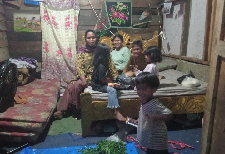 Mardiani (39 tahun) tinggal bersama lima anaknya di sebuah rumah yang hanya terdiri atas satu ruangan di Kampung Tanjung Mudik, Nagari Air Haji Tengah, Kecamatan Linggo Sari Baganti, Pesisir Selatan, Sumatera Barat.
