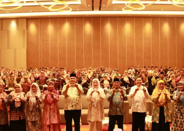Narasumber dan peserta kegiatan Ngobrol Pendidikan Islam yang digelar Fakultas Tarbiyah dan Keguruan UIN Imam Bonjol Padang di The ZHM Premiere Hotel Padang pada Jumat (23/10/2026) berfoto bersama. Foto: UIN Imam Bonjol Padang