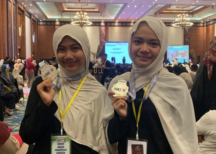 Dua siswi MTsN 3 Kota Padang, Rindu Asmara dan Filzah Fakhira Nalfi, meraih medali perak dalam Kompetisi Riset dan Inovasi Siswa Indonesia (KREASI) 2026 di Yogyakarta