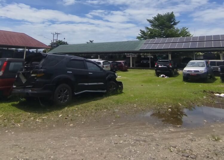 Sejumlah mobil dinas milik Pemkab Pasaman Barat terparkir di area terbuka belakang Kantor Bupati