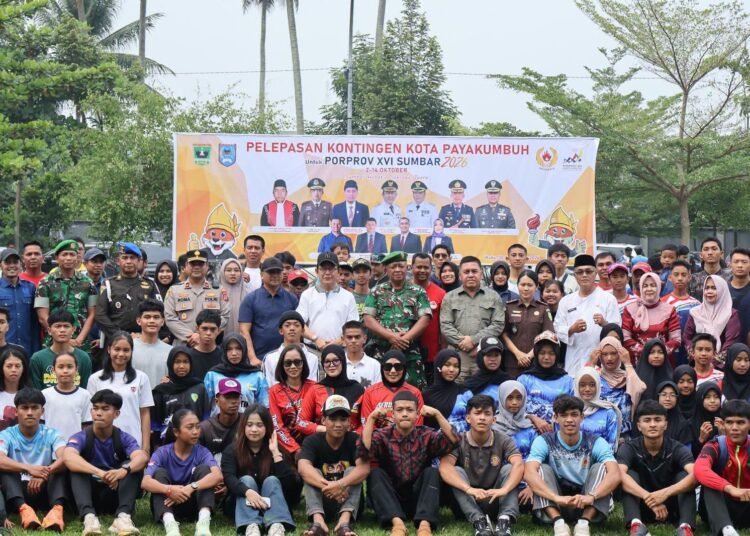Wali Kota Payakumbuh, Zulmaeta, beserta jajaran melepas 433 atlet, 63 pelatih, dan 4 ofisial untuk berlaga pada ajang Pekan Olahraga Provinsi (Porprov) Sumatera Barat XVI 2026 di halaman Balai Kota Payakumbuh, Rabu (30/9/2026).
