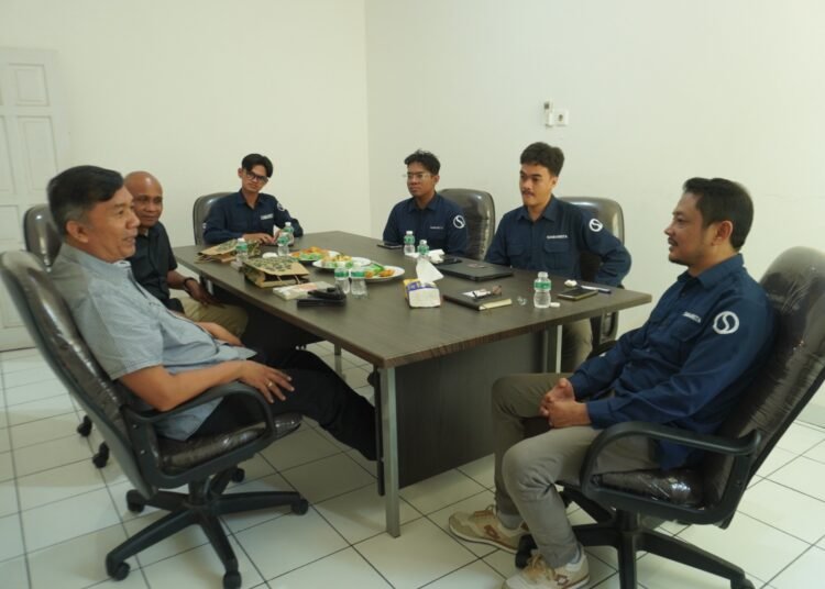 Ketua Panitia Bela Negara Fun Run 2026, Dedi Vitra Johor, bersama jajaran Sumbarkita saat membahas rencana kolaborasi dalam pertemuan di Kantor Sumbarkita, Kota Padang, Kamis (1/10/2026). Foto: Kemal/Sumbarkita