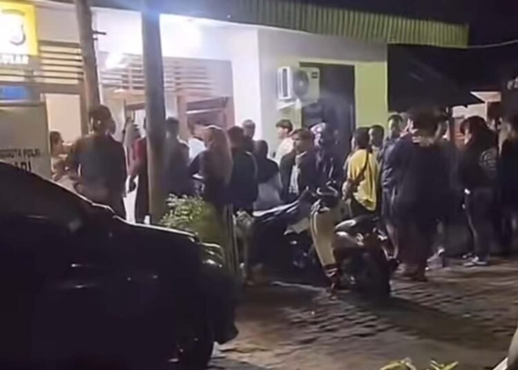 Tangkapan layar video yang memperlihatkan warga berkumpul di sekitar mobil yang diduga digunakan sepasang sejoli di kawasan Pasar Baru Unand, Kecamatan Pauh, Kota Padang, Kamis malam (1/10/2026).