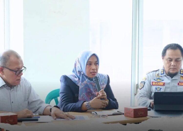Kepala Dinas Perhubungan Kota Bukittinggi Elza Aulia bersama jajaran saat persiapan program Angkutan Sekolah Gratis, Kamis (1/10/2026).