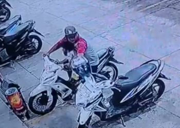 Terekam CCTV, Aksi Pria Diduga Gondol Helm di Parkiran Minimarket di Pariaman