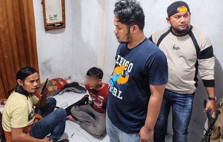 Polisi menangkap seorang PNS (baju merah) di sebuah rumah di Jorong Sungai Sonsang, Nagari Sikabau, Kecamatan Pulau Punjung, Dharmasraya, pada Jumat (2/10/2026) sekitar pukul 00.45 WIB karena diduga memiliki sabu-sabu. Foto: Polres Dharmasraya