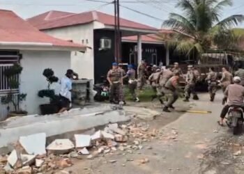 Anggota Satpol PP Padang Dikejar dengan Celurit oleh Warga yang Pagar Rumahnya Dibongkar