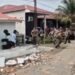 Anggota Satpol PP Padang Dikejar dengan Celurit oleh Warga yang Pagar Rumahnya Dibongkar