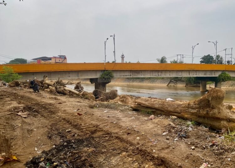 Pengerjaan pengerukan dan normalisasi Banjir Kanal Kampung Lapai, Siteba, Kecamatan Nanggalo, Kota Padang, Kamis (1/10/2026)