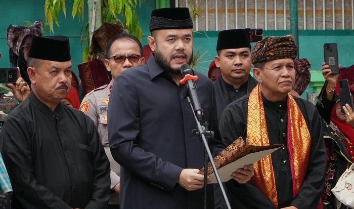 Wali Kota Padang, Fadly Amran, melantik sekaligus mengukuhkan Pengurus Kerapatan Adat Nagari Pauh IX periode 2026–2031 di Halaman Kantor KAN Pauh IX pada Sabtu (3/10/2026). Foto: Pemko Padang