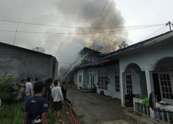 Gudang di Lantai Dua Rumah Warga di Agam Hangus Terbakar, Asap Membubung Tinggi