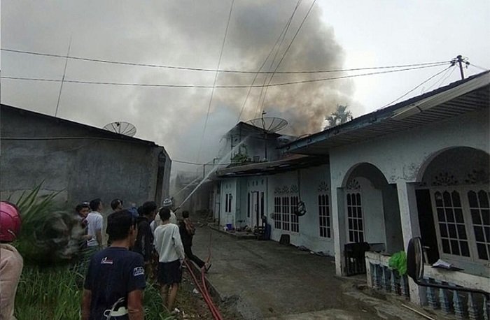 Warga melihat asap membubung tinggi di lantai dua rumah warga di Jorong Koto Hilalang, Nagari Lambah, Kecamatan Ampek Angkek, Agam, pada Minggu (4/10/2026) pagi. Foto: Damkar Agam