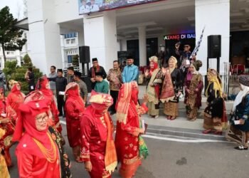Karnaval Baju Kuruang Basiba Warnai Festival Literasi Budaya Kota Pariaman 2026