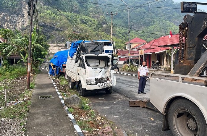 Pikap yang menabrak enam minibus di Jalan Raya Bukittinggi—Padang Panjang, Jorong Kayu Gadang, Nagari Panyalaian, Kecamatan X Koto, Tanah Datar, pada Minggu (4/10/2026) sekitar pukul 23.30 WIB dievakuasi ke Markas Polres Padang Panjang. Foto: Polres Padang Panjang