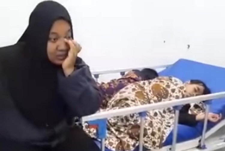 Dua anak perempuan dirawat di RSUD Arosuka, Kabupaten Solok, pada Sabtu (3/10/2026) malam setelah mual dan muntah. Foto: Tangkapan layar
