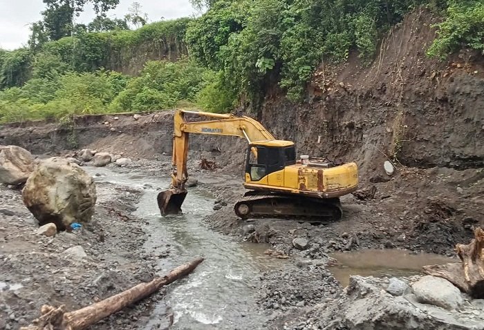 Sebuah ekskavator mengeruk tanah di tambang galian C di Korong Tarok, Nagari Kapalo Hilalang, Kecamatan 2x11 Kayu Tanam, Padang Pariaman, Sumatera Barat, beberapa waktu lalu. Foto: Polres Padang Pariaman