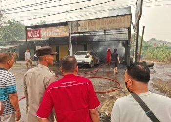 Pompa Penyedot Tangki Korslet, Bengkel dan Dua Mobil di Dharmasraya Terbakar