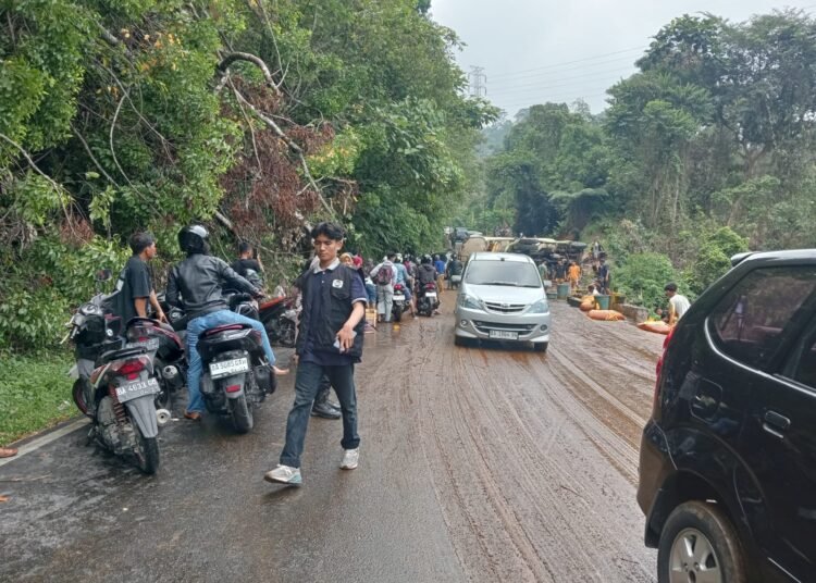 Truk tangki pengangkut CPO terguling dan melintang di Jalan Padang-Painan, kawasan Siguntur Mudo, Kecamatan XI Koto Tarusan, Pesisir Selatan, Senin (5/10/2026),