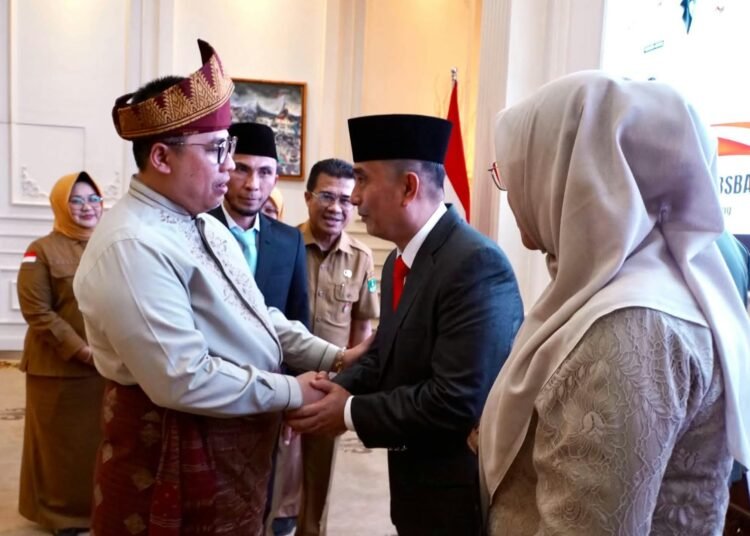 Wali Kota Padang Panjang Hendri Arnis bersalaman dengan Sekretaris Daerah Kota (Sekdako) Padang Panjang Doni Hendra usai pelantikan di Rumah Dinas Wali Kota Padang Panjang, Senin (5/10/2026).