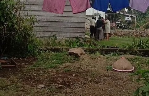 Sejumlah emak-emak di depan rumah di Sariak Taba, Kecamatan Sangir, Kabupaten Solok Selatan, Sumatera Barat, terlibat cekcok hingga saling menjambak. Foto: Tangkapan layar media sosial