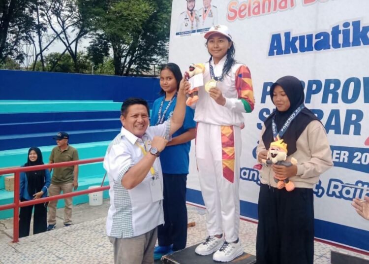 Atlet akuatik Kabupaten Dharmasraya menambah tiga medali pada hari kedua Pekan Olahraga Provinsi (Porprov) XVI Sumatera Barat (Sumbar) 2026, Senin (5/10/2026).