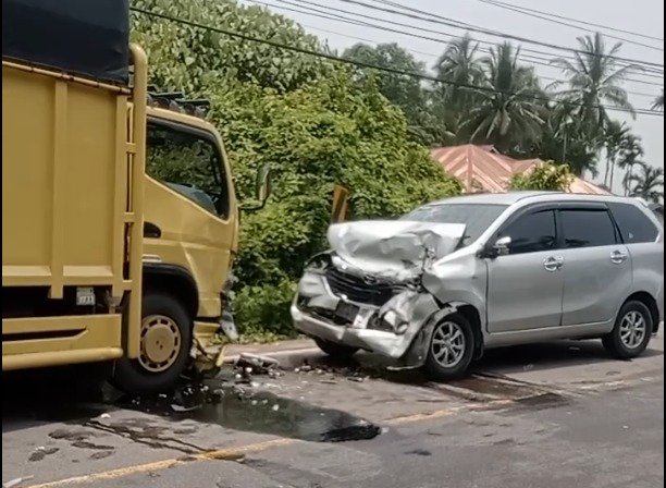 Sebuah minibus dan truk kecelakaan di dekat Jembatan Api-Api, Pasar Baru, Kecamatan Bayang, Kabupaten Pesisir Selatan, Sumatera Barat, pada Selasa (6/10/2026) siang. Foto: Tangkapan layar media sosial
