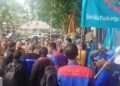 Massa Geruduk Kantor Disnakerin Padang, Bawa Sejumlah Atribut