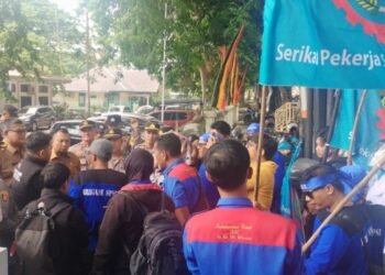Massa Geruduk Kantor Disnakerin Padang, Bawa Sejumlah Atribut